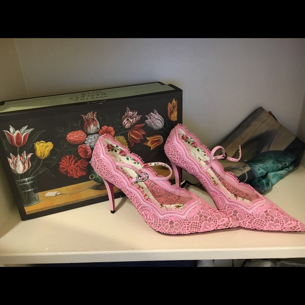 Gucci 2017 Runway Virginia Lace Pumps (Pink)
